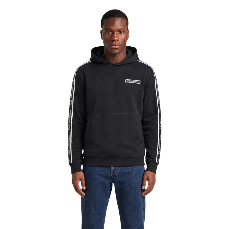 Ea7 Sweat à capuche noir en coton pour homme, orné de bandes blanches à logo sur les manches et d'un petit écusson rectangulaire de la marque sur la poitrine.
