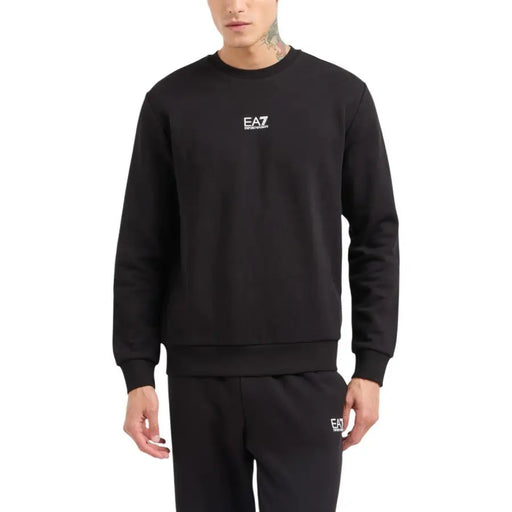 Ea7 Sweat-shirt noir en coton pour homme, col rond, logo blanc sur la poitrine, assorti à un pantalon.