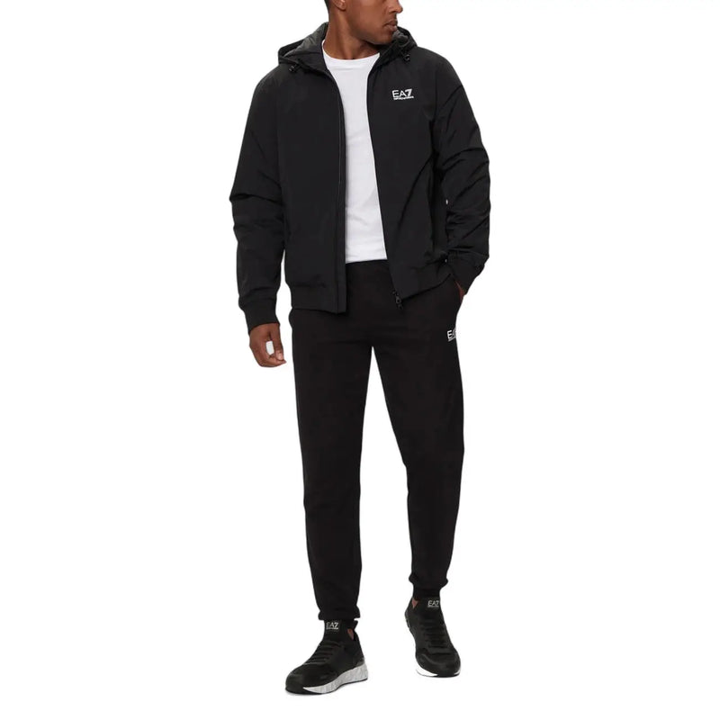 Ea7 Veste blazer noire à capuche pour homme avec survêtement assorti, ornée d'un logo blanc discret sur la poitrine et la cuisse.