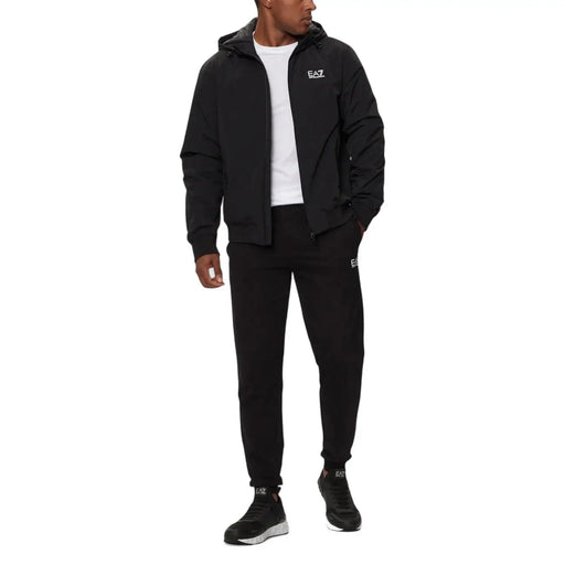 Ea7 Veste blazer noire à capuche pour homme avec survêtement assorti, ornée d'un logo blanc discret sur la poitrine et la cuisse.