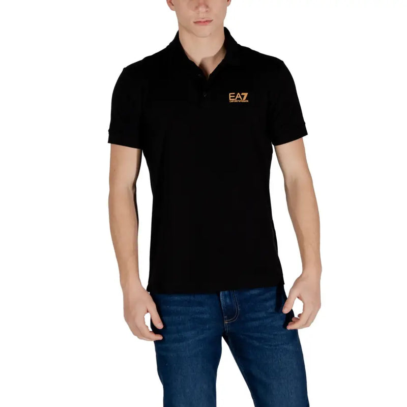 Ea7 Polo noir à manches courtes pour homme, en coton respirant, avec un logo orange discret sur la poitrine.