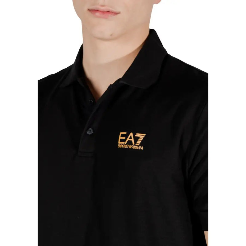 Ea7 Polo noir pour homme en coton, orné d'un logo Emporio Armani brodé en or sur la poitrine.