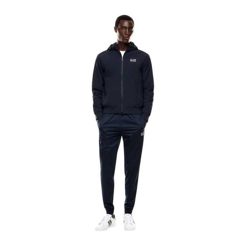 Ensemble de survêtement homme ea7 bleu marine en polyamide, composé d'une veste à capuche et d'un pantalon, orné du logo blanc, automne-hiver.