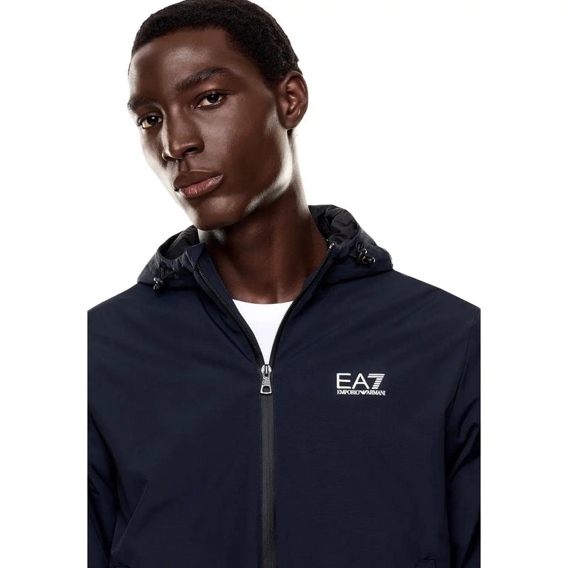 Veste à capuche zippée bleu marine pour homme ea7 en polyamide avec logo blanc, idéale pour l'automne et l'hiver.
