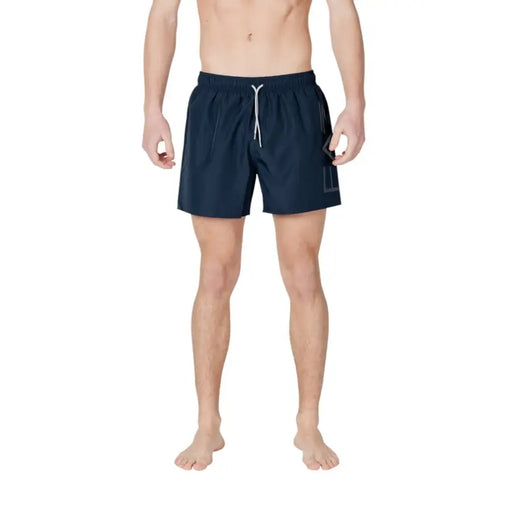 Short de bain homme EA7 bleu marine en polyester avec cordon de serrage blanc et logo géométrique discret sur le côté