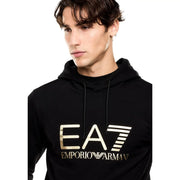 Ea7 Sweat-shirt homme en coton noir automne-hiver avec capuche noire ornée d'un logo Emporio Armani doré audacieux et cordons de serrage assortis.