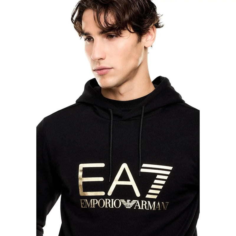 Ea7 Sweat-shirt homme en coton noir automne-hiver avec capuche noire ornée d'un logo Emporio Armani doré audacieux et cordons de serrage assortis.