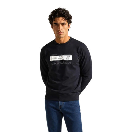Sweat-shirt noir EA7 pour homme, en coton, coupe classique, avec logo EA7 blanc et inscription Emporio Armani sur la poitrine.