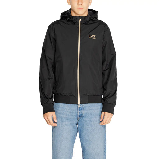 Veste coupe-vent matelassée à capuche pour homme ea7 noire, avec fermeture éclair et logo dorés, en polyamide à manches longues.