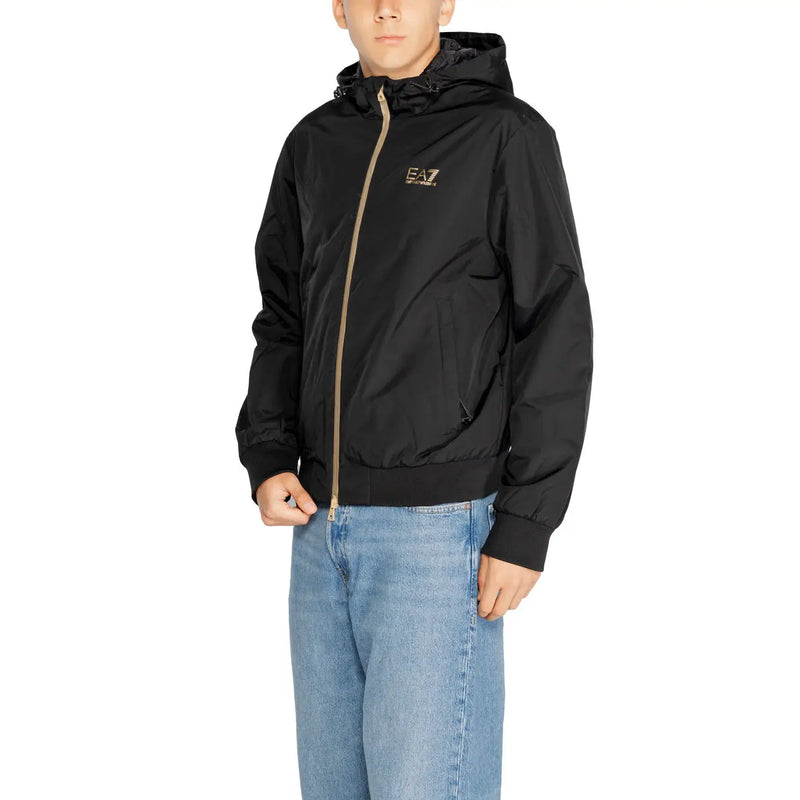 Ea7 Doudoune noire à capuche pour homme avec fermeture éclair et logo dorés, confectionnée en polyamide à manches longues.