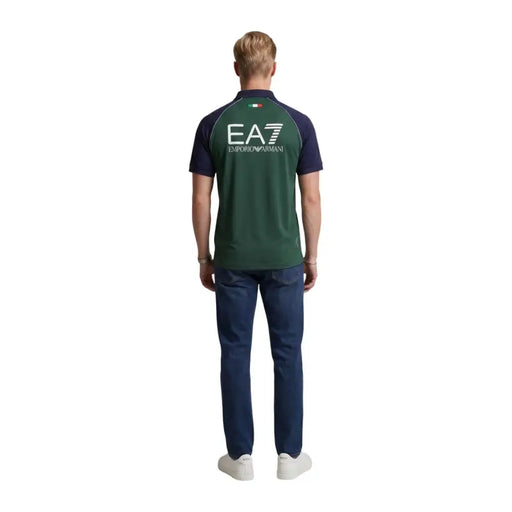Ea7 Polo homme bleu à manches courtes en polyamide, coupe ajustée, dos dévoilant un emblème vert foncé, marine et drapeau italien