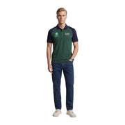 Ea7 Polo homme bleu à manches courtes en polyamide, coupe ajustée, vert foncé et bleu marine, avec empiècements contrastants aux épaules.