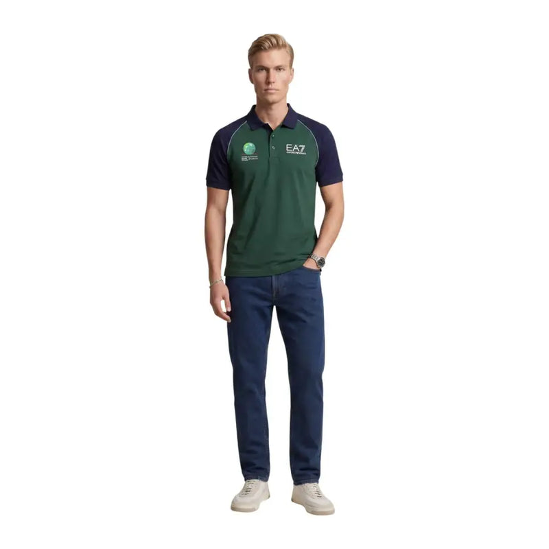 Ea7 Polo homme bleu à manches courtes en polyamide, coupe ajustée, vert foncé et bleu marine, avec empiècements contrastants aux épaules.