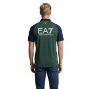 Ea7 Polo homme bleu à manches courtes en polyamide, coupe ajustée, dos vert marine avec logo blanc et emblème du drapeau italien.