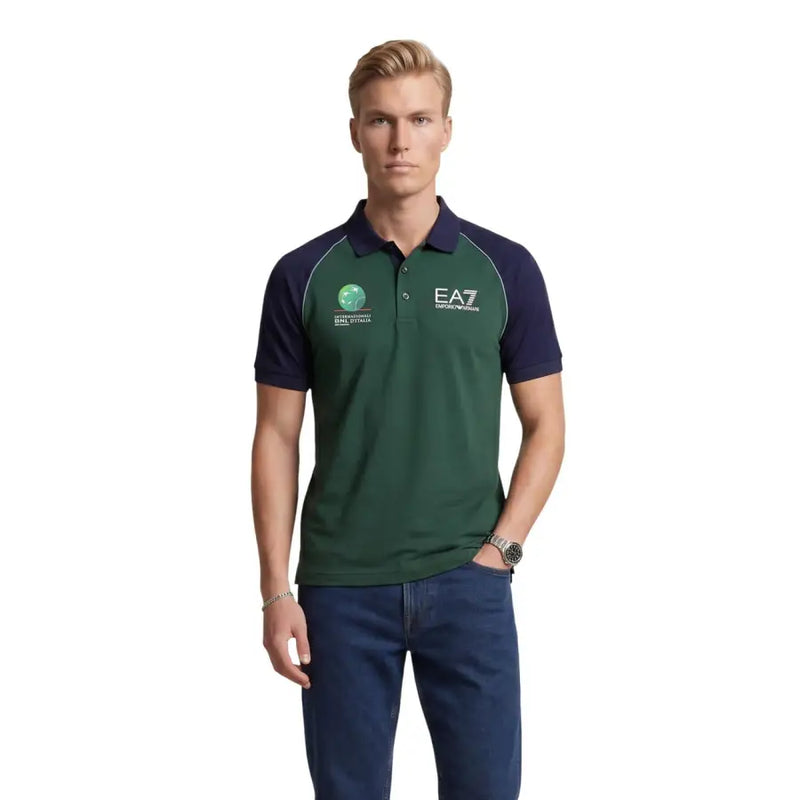Ea7 Polo homme bleu à manches courtes et coupe ajustée, vert foncé et bleu marine, avec coutures blanches et logos brodés.
