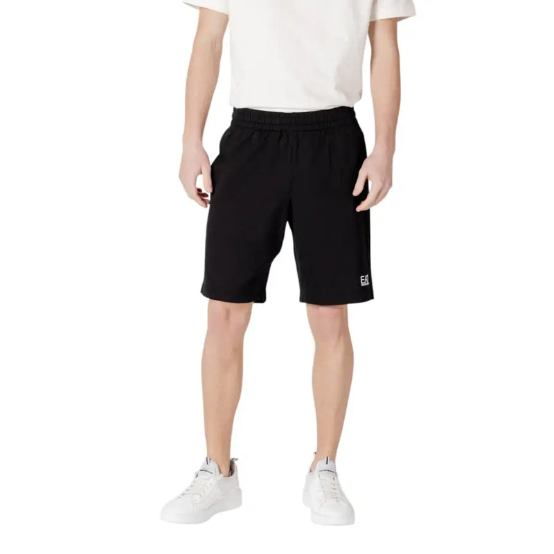 Ea7 Short de sport noir pour homme avec taille élastique et petit logo blanc sur le bas de la jambe droite.