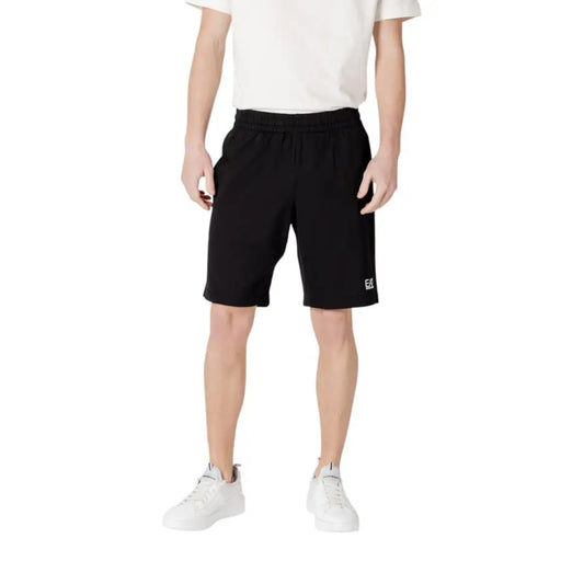 Ea7 Short de sport noir pour homme avec taille élastique et petit logo blanc sur le bas de la jambe droite.