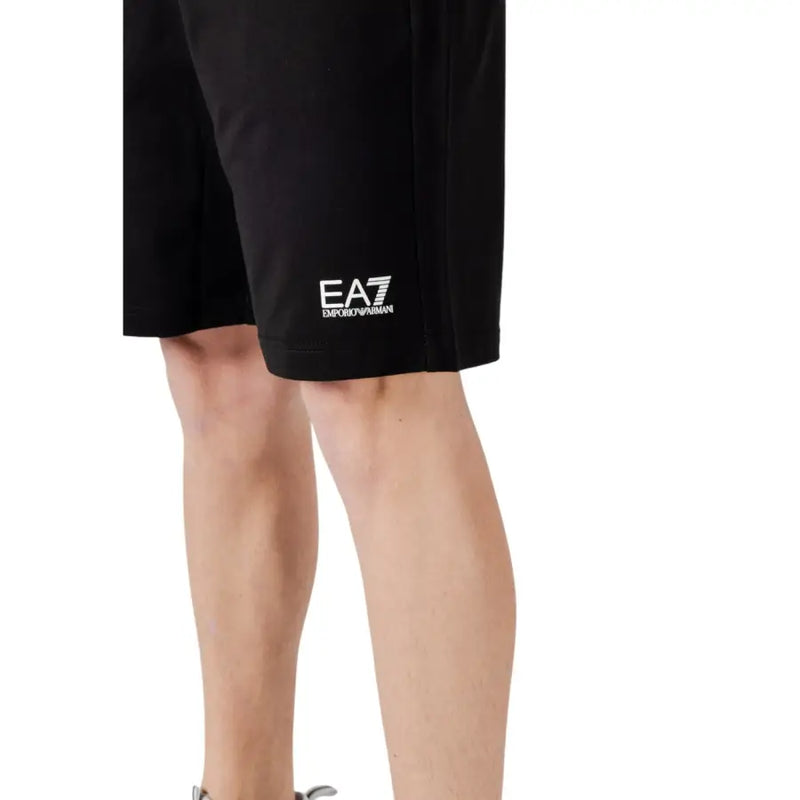 Short noir ea7 Emporio Armani pour homme, avec logo blanc en bas de la jambe, confectionné dans un tissu confortable pour une tenue décontractée.