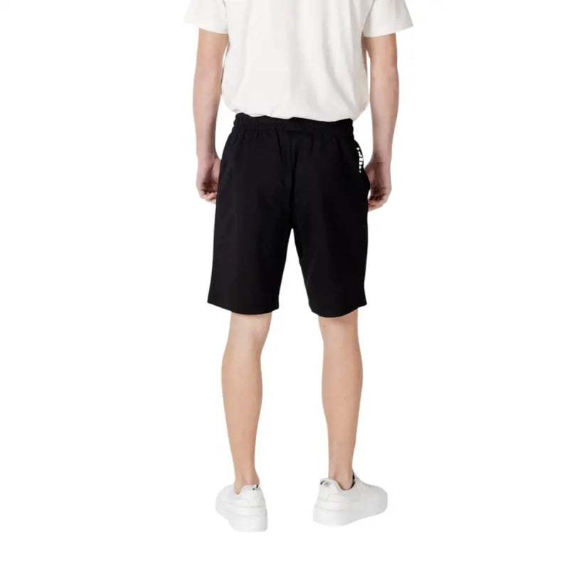 Ea7 Short de sport noir pour homme avec taille élastiquée à cordon et poches latérales, conçu pour un confort optimal lors des activités sportives.