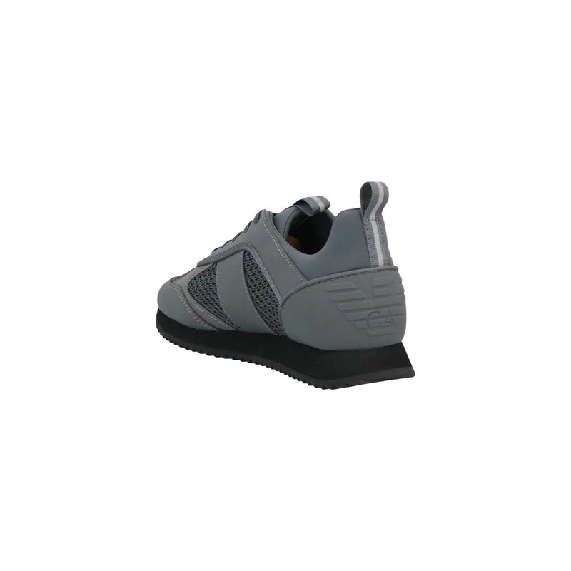 Ea7 baskets grises en polyamide pour homme, dotées d'empiècements en mesh et d'une semelle en caoutchouc noir, idéales pour un style décontracté.