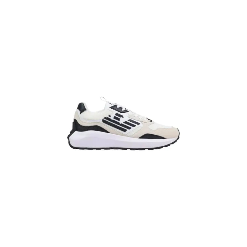 Ea7 Baskets homme blanches et noires, style athlétique, avec tige texturée en polyuréthane et semelle épaisse blanche. Collection printemps-été.