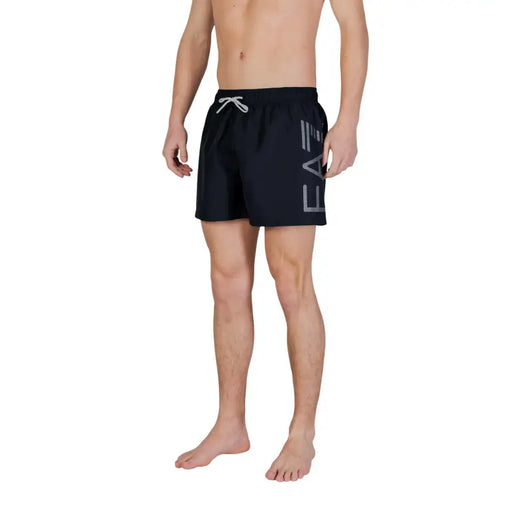 Ea7 Maillot de bain homme, short de bain noir en polyester avec logo gris, cordon de serrage blanc et poches 7m002001