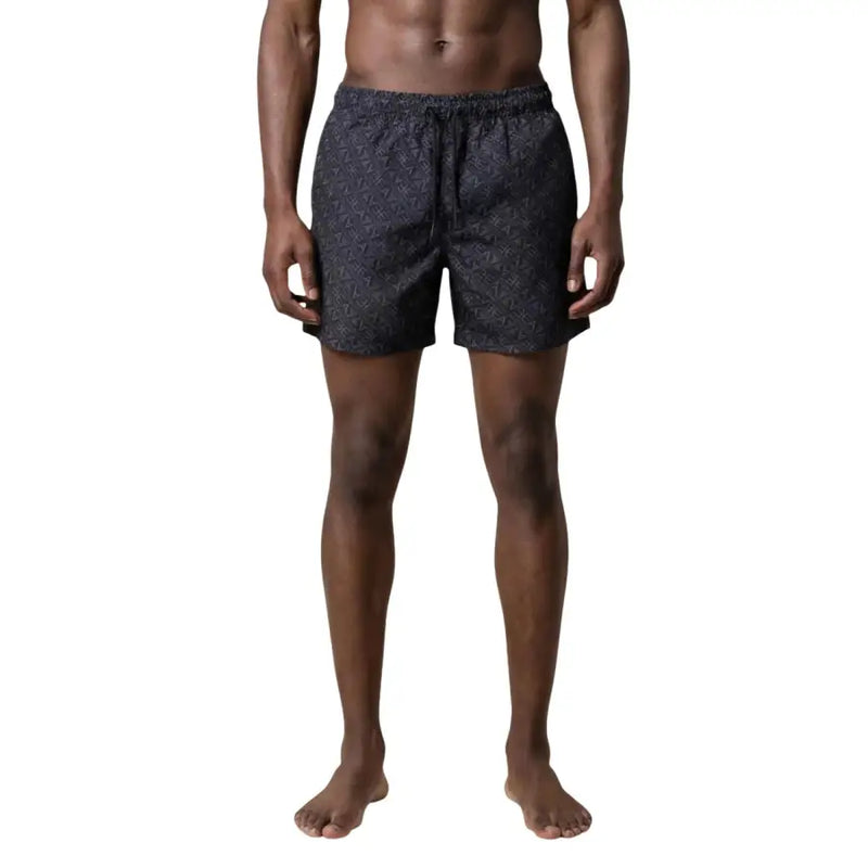 Ea7 Short de bain homme noir en polyester avec poches, comprenant un slip de bain gris foncé et un motif géométrique discret.