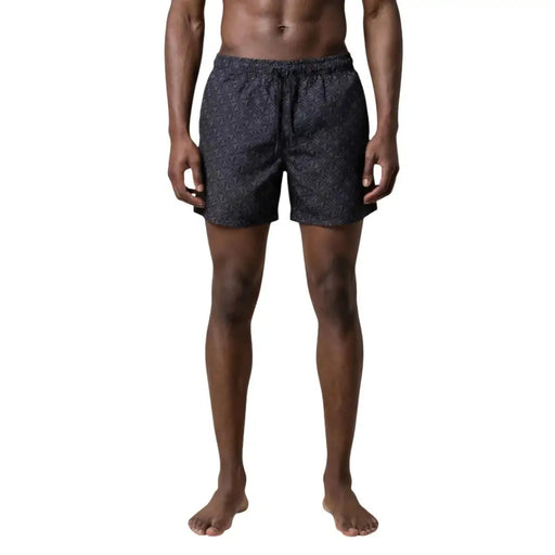 Ea7 Short de bain homme noir en polyester avec poches, comprenant un slip de bain gris foncé et un motif géométrique discret.