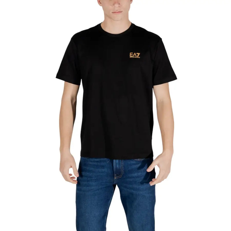 Noir Ea7 Emporio Armani hommes t-shirt avec un petit logo doré sur la poitrine gauche, convient pour une tenue décontractée
