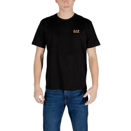 Noir Ea7 Emporio Armani hommes t-shirt avec un petit logo doré sur la poitrine gauche, convient pour une tenue décontractée