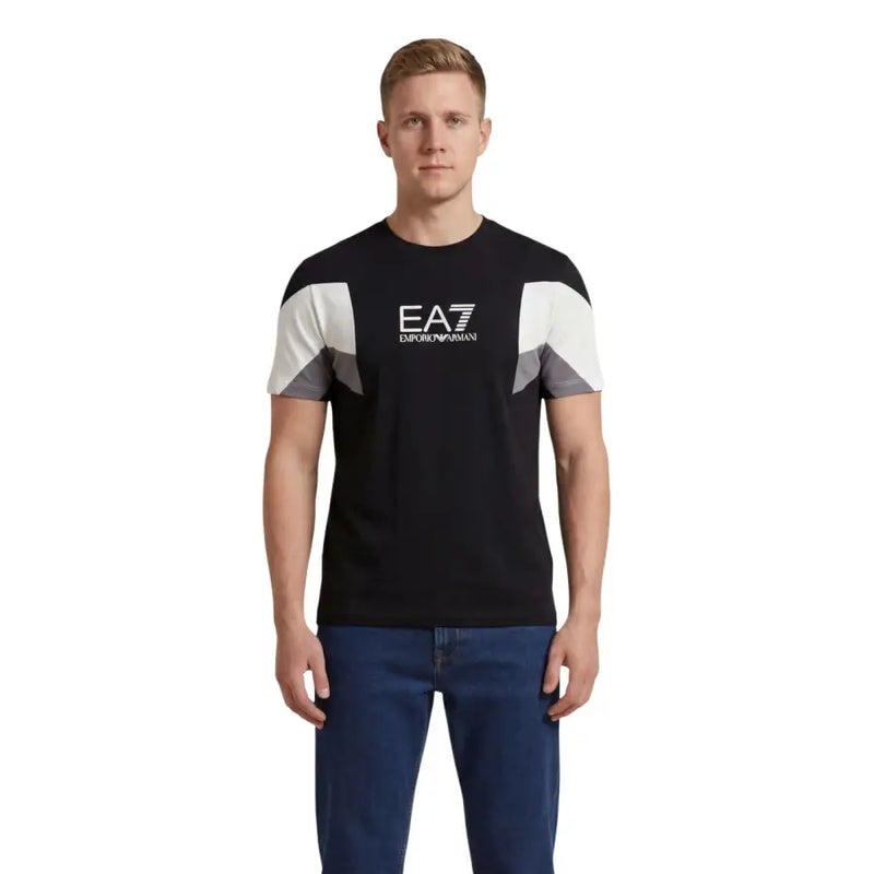 Emporio Armani homme noir EA7 t-shirt avec des empiècements géométriques blancs et gris sur les manches