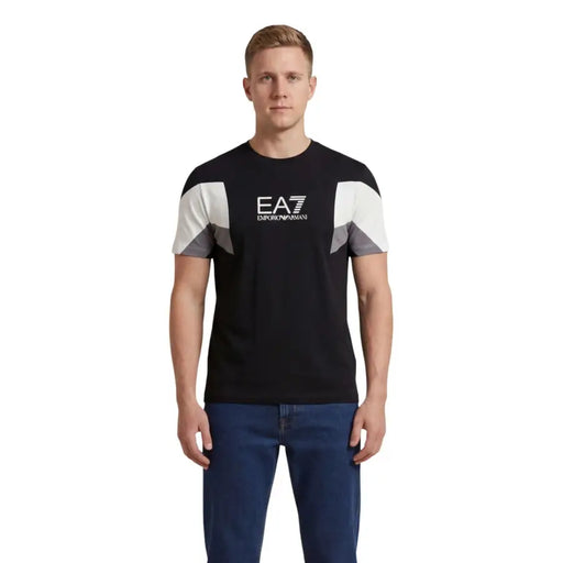 Emporio Armani homme noir EA7 t-shirt avec des empiècements géométriques blancs et gris sur les manches