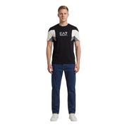 Ea7 hommes t-shirt en noir avec des empiècements géométriques blancs et gris aux épaules, confectionnés dans un tissu confortable.