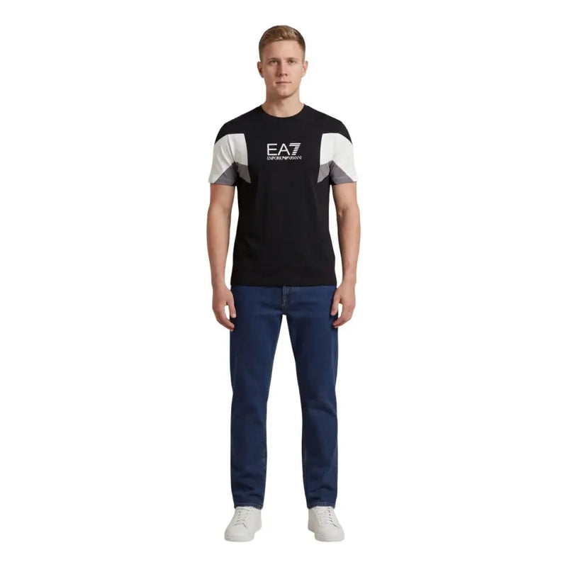 Ea7 hommes t-shirt en noir avec des empiècements géométriques blancs et gris aux épaules, confectionnés dans un tissu confortable.