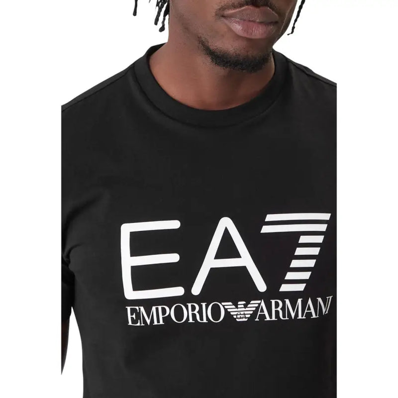 Emporio Armani EA7 homme noir t-shirt avec un logo blanc audacieux et l'emblème iconique de l'aigle sur la face avant