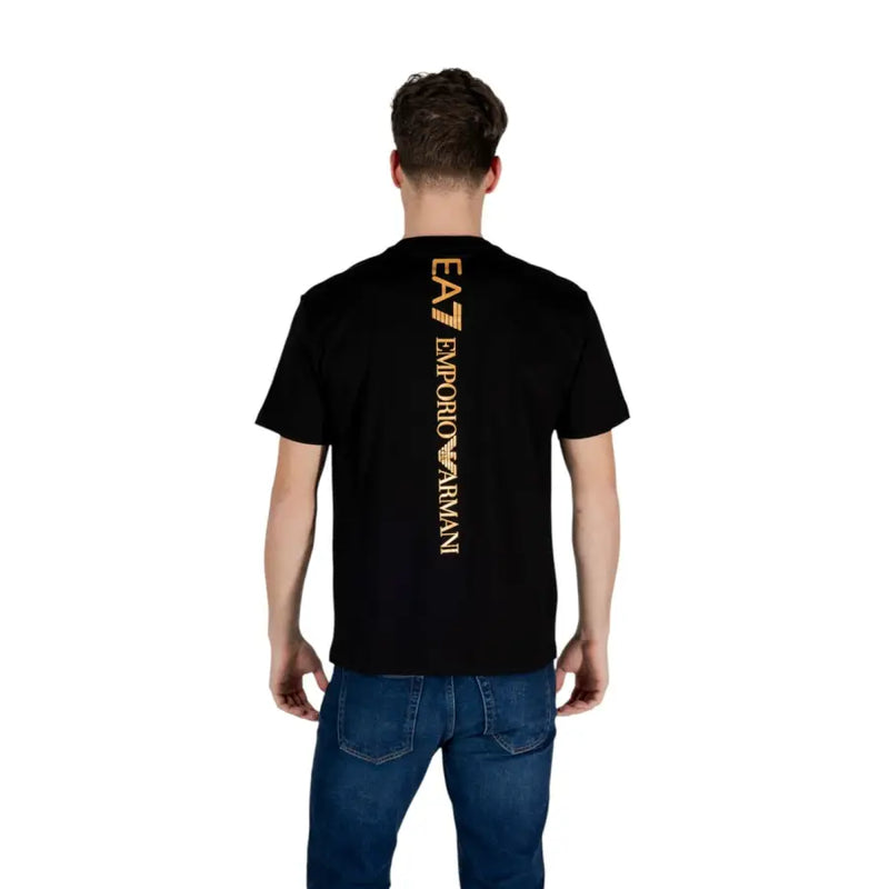 Emporio Armani homme noir EA7 t-shirt montrant le dos avec un logo vertical doré sur un tissu en coton