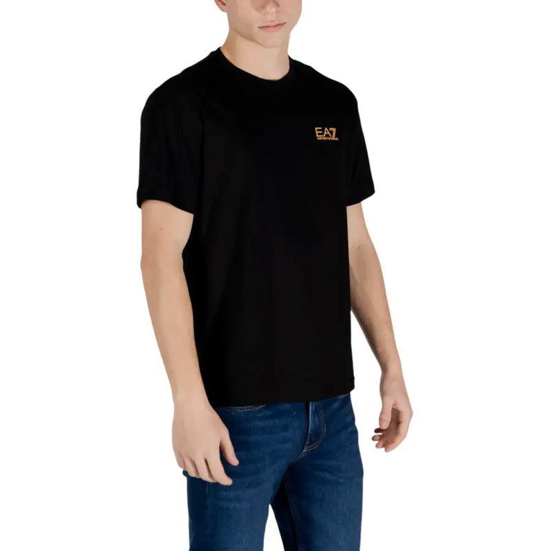 Ea7 hommes noirs t-shirt avec un petit logo orange sur la poitrine gauche, conçu pour les vêtements décontractés