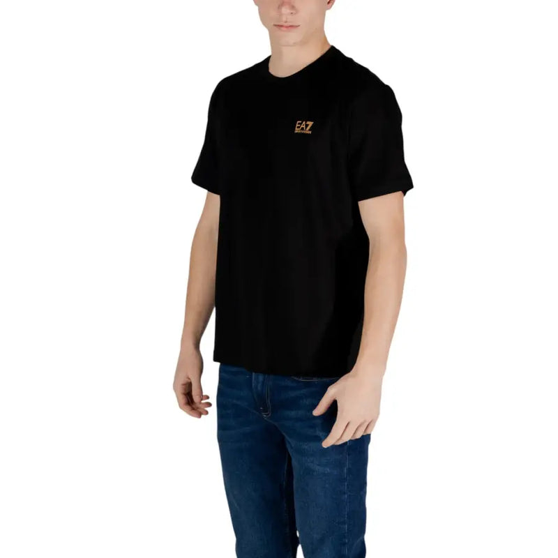 Noir ea7 hommes t-shirt avec un petit logo orange sur la poitrine gauche, confectionné dans un tissu confortable en mélange de coton.
