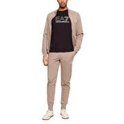 Ensemble de survêtement beige ea7 Emporio Armani pour homme, comprenant une veste et un pantalon de jogging assortis, orné du logo sur la poitrine et la cuisse.