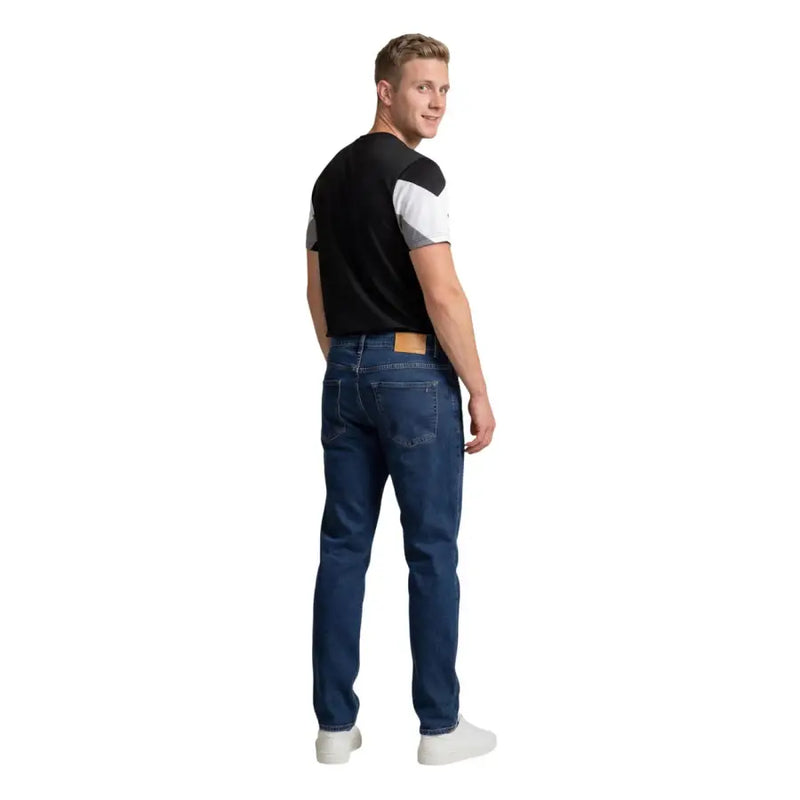 Jean en denim bleu foncé à cinq poches classiques et passant de ceinture en cuir beige, associé à Ea7 hommes t-shirt