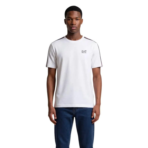 Blanc Ea7 Emporio Armani hommes t-shirt avec des rayures noires sur les manches et un petit logo sur la poitrine, dans un design à manches courtes