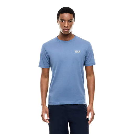 T-shirt homme ea7 bleu clair en coton, manches courtes, avec un logo blanc discret sur la poitrine.