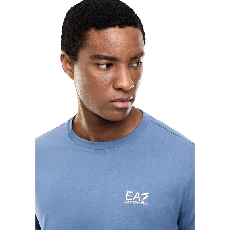 T-shirt homme bleu clair ea7 Emporio Armani à manches courtes et col rond, en coton, avec logo blanc sur la poitrine gauche.