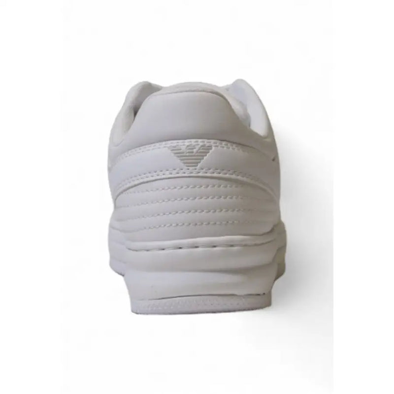 Ea7 Baskets blanches pour homme en cuir, à lacets et semelle en caoutchouc, ornées de surpiqûres discrètes et d'un design minimaliste.