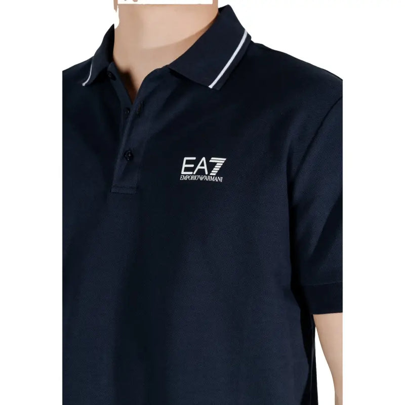 Ea7 Polo bleu marine pour homme, manches courtes, col blanc et logo brodé discret, idéal pour le printemps et l'été.