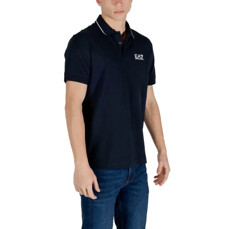 Ea7 Polo bleu marine pour homme avec bordure blanche et logo sur la poitrine, idéal pour le printemps et l'été.