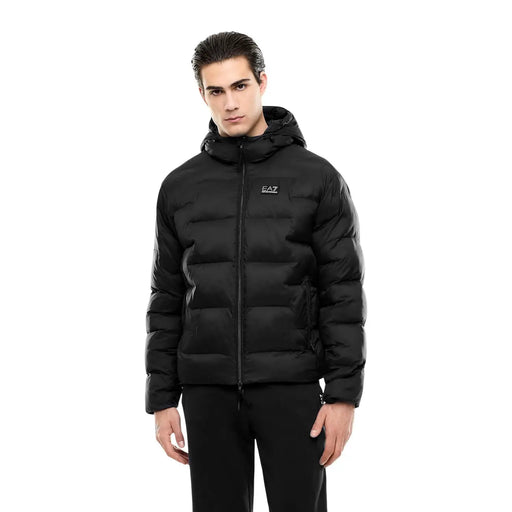 Ea7 Doudoune noire pour homme, matelassée et à capuche, ornée du logo ea7 sur la poitrine (vue de face).