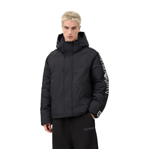 Doudoune EA7 pour homme, noire avec logo blanc sur les manches, vue de face