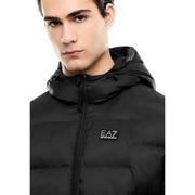 Ea7 Doudoune noire pour homme avec capuche zippée et logo sur la poitrine, vue de face