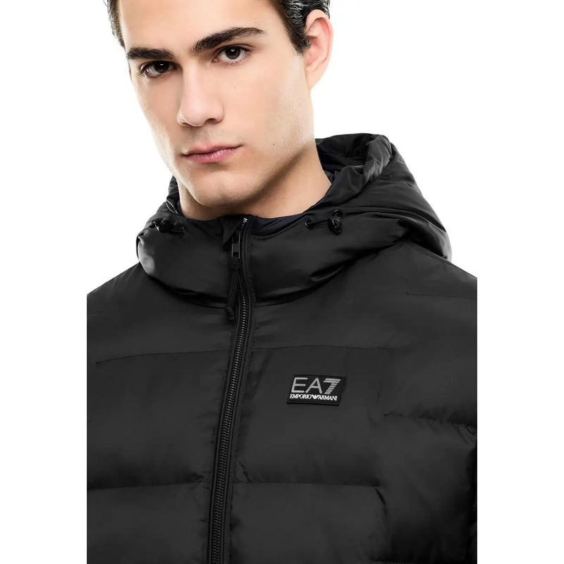 Ea7 Doudoune noire pour homme avec capuche zippée et logo sur la poitrine, vue de face